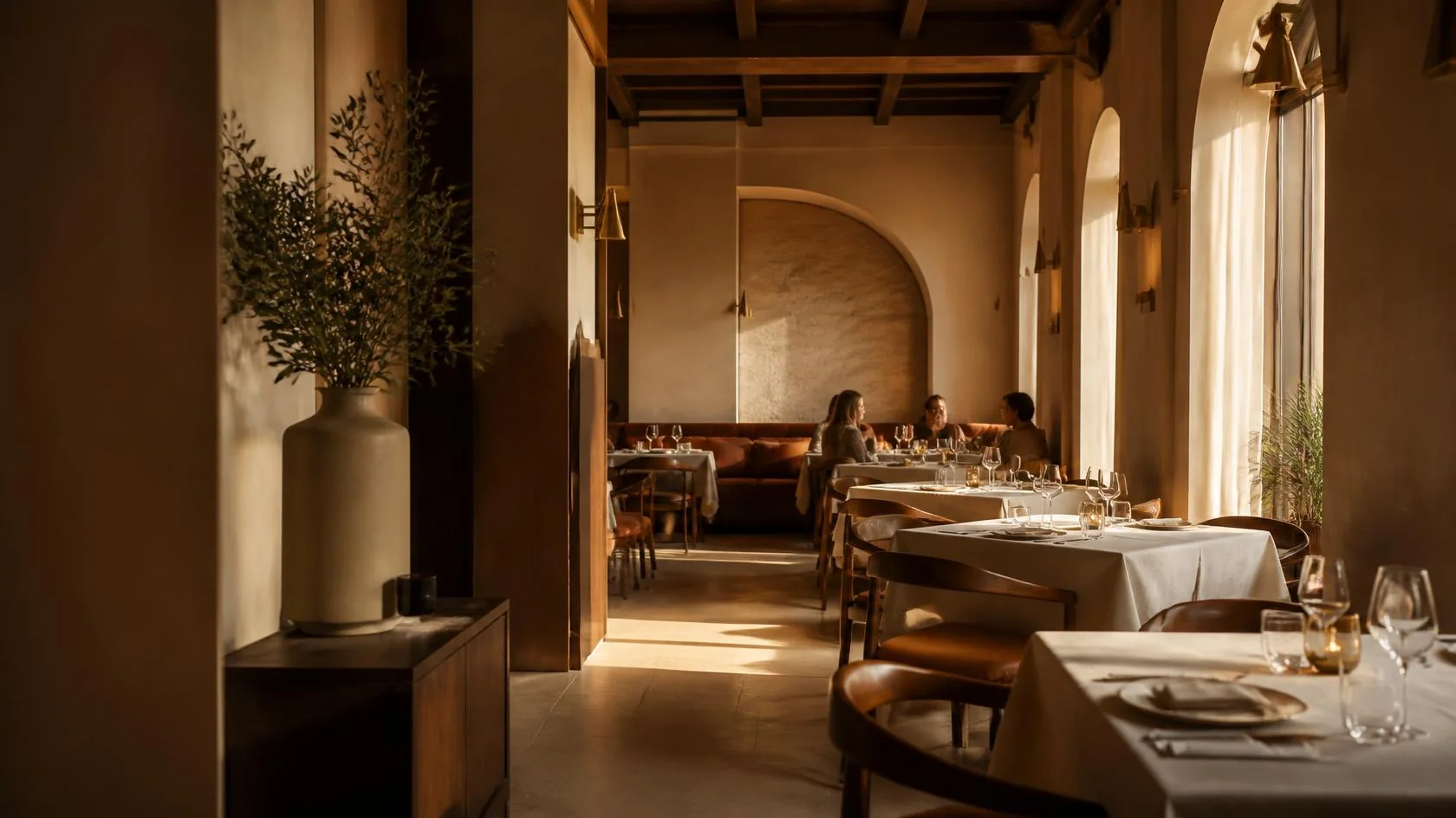 Intérieur lumineux du restaurant Maison Sora